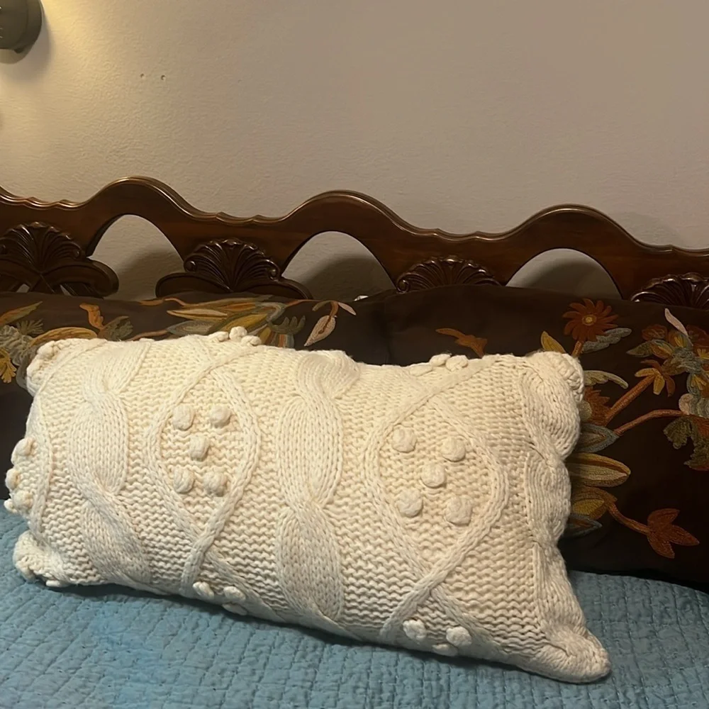 Pottery Barn Cream Sweater Pillow Shams Set, Zipper closure, soft. 2 Shams 16x26
